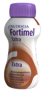 Nutricia Fortimel Extra Πόσιμο θρεπτικό σκεύασμα σε υγρή μορφή υψηλής περιεκτικότητας σε πρωτεΐνη και υψηλή ενέργεια. Λίπος : 3.8 g/100ml Φυτικές ίνες : 2 g/100ml Περιέχει βιταμίνες, μέταλλα, ιχνοστοιχεία και καροτενοειδή Χορηγείται υπό ιατρική επίβλεψη. Συνιστώμενη δόση: 1-3 συσκευασίες 200ml την ημέρα για συμπληρωματική διατροφή ή ακολούθως ιατρικής υπόδειξης. 5 - 7 συσκευασίες 200ml για αποκλειστική πηγή διατροφής. Χρησιμοποιείται με επιφύλαξη σε ασθενείς από 3 -6 ετών. Ακατάλληλο για ασθενείς κάτω των 3 ετών. Ακατάλληλο για ασθενείς με φρουκτοζαιμία. Συσκευάζεται σε πλαστική φιάλη των 200ml. Γεύσεις: Φράουλα, Βανίλια, Σοκολάτα, Καφές.