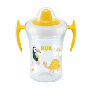 NUK – Trainer Cup (Κίτρινο) από 6+ Μηνών 230ml NUK Trainer Cup 230 ml, μαλακό ρύγχος, προστασία από διαρροές, από 6 μηνών, χωρίς BPA (BPA free) Το NUK Trainer Cup: Μαθαίνουν να πίνουν πολύ εύκολα! Το να μάθει να πίνει αυτόνομα είναι ένα από τα πιο σημαντικά βήματα στην ανάπτυξη ενός μωρού. Το Ποτηράκι NUK Trainer Cup είναι μια καλή αρχή. Είναι κατάλληλο για παιδιά ηλικίας 6 μηνών και άνω και έχει σχεδιαστεί για να καλύπτει τις ανάγκες των μικρών αυτών παιδιών. Το NUK Trainer Cup υποστηρίζει την ήπια μετάβαση στο πρώτο ποτηράκι: έχει ένα ιδιαίτερα μαλακό ρύγχος που είναι απαλό με τα ούλα και τον ουρανίσκο. Για να αποφευχθούν οι λιμνούλες, αυτό το ποτηράκι της NUK παρέχει επίσης 100% προστασία από διαρροές. Αυτό κάνει τα πρώτα βήματα προς το να πίνουν αυτόνομα μια υπέροχη εμπειρία για τους μικρούς μας εξερευνητές. Το NUK Trainer Cup – σταθερή λαβή, απαλό στο στόμα