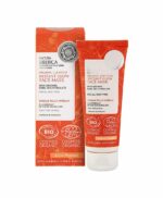 Natura Siberica Organic Certified Instant Glow Face Mask Οργανική Μάσκα Προσώπου Αυτή η μάσκα προσώπου βασίζεται στον υδρολύτη (Hydrolate) οργανικού κυριλλικού τσαγιού. O υδρολύτης (Hydrolate) είναι ένα κοκτέιλ συμπυκνωμένης βιταμίνης και μικροστοιχείου που παράγεται από την απόσταξη των φυτών. Τα προϊόντα φροντίδας προσώπου, βασισμένα σε υδρολύτες (hydrolates), παρέχουν εντατική φροντίδα του δέρματος, αφήνοντάς τα απαλό και βελούδινο. Το Κυριλλικό Τσαί συλλέγεται με το χέρι και συλλέγεται στη φύση, περιέχει μια υψηλή συγκέντρωση βιταμίνης C, η οποία ξυπνά τη φυσική λάμψη του δέρματος. Το οργανικό έλαιο από σιβηρική πεύκη, μια μοναδική φυσική πηγή πολυακόρεστων οξέων, βιταμινών Ε και F, θρέφει και απαλύνει το δέρμα. Το υαλουρονικό οξύ ενυδατώνει βαθιά το δέρμα, αυξάνοντας τη σφριγηλότητα και την ελαστικότητά του. Η βιταμίνη Ε είναι ένα ισχυρό αντιοξειδωτικό που βοηθά στην επιβράδυνση της διαδικασίας γήρανσης του δέρματος. ΧΡΗΣΗ Εφαρμόστε ένα ομοιόμορφο στρώμα σε καθαρό και στεγνό δέρμα, αποφεύγοντας την περιοχή των ματιών και αφήστε το για 10-15 λεπτά. Ξεπλύνετε με ζεστό νερό. ΣΥΣΤΑΤΙΚΑ Aqua, Melilotus Albus Flower/Leaf/Stem Extract*, Octyldodecanol, Caprylic/Capric Triglyceride, Cetearyl Alcohol, Glyceryl Stearate, Coco-Caprylate/Caprate, Helianthus Annuus Seed Oil*, Glycerin, Glyceryl Linoleate, Glyceryl Oleate, Glyceryl Linolenate, Dasiphora Fruticosa WaterWH H*, Tocopherol, Pinus Sibirica Seed OilWH*, Rosa Canina Fruit Oil*, Hippophae Rhamnoides Fruit Oil*, Geranium Sibiricum ExtractWH*, Schizandra Chinensis ExtractWH*, Sorbus Aucuparia Fruit ExtractWH*, Sodium Hyaluronate, Sodium Stearoyl Glutamate, Xanthan Gum, Menthyl Lactate, Benzyl Alcohol, Dehydroacetic Acid, Sodium Benzoate, Potassium Sorbate, Citric Acid, Parfum, CI 77491, CI 77492, Limonene, Linalool, Citronellol. (*) Παράγεται από οργανική καλλιέργεια. (WH) Οργανικά εκχυλίσματα Σιβηρικών φυτών άγριας συγκομιδής. (H) Σιβηριακά φυτικά από οργανικούς υδρολύτες. Ποσότητα: 75ml