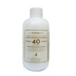 Κατάλληλο για ανάμειξη με την βαφή Abyssinia Superior Gloss. Η ποσότητα που περιέχεται (150ml) είναι επαρκής για δύο εφαρμογές. Η αναλογία ανάμιξης της βαφής και του γαλακτώματος ενεργοποίησης του χρώματος, πρέπει να είναι πάντα 1:1,5 (50ml:75ml). Δερματολογικά ελεγμένο. Χωρίς: mineral oil, parabens, σιλικόνες, ρεζορκίνη. Μην κρατάτε το μείγμα που περίσσεψε. Volume: 150 ml