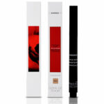 Concealer μακράς διάρκειας σε υγρή μορφή που χαρίζει μοναδική φωτεινότητα στο βλέμμα, χάρη στην προηγμένη τεχνολογία ιριδίζουσας αντανάκλασης φωτός