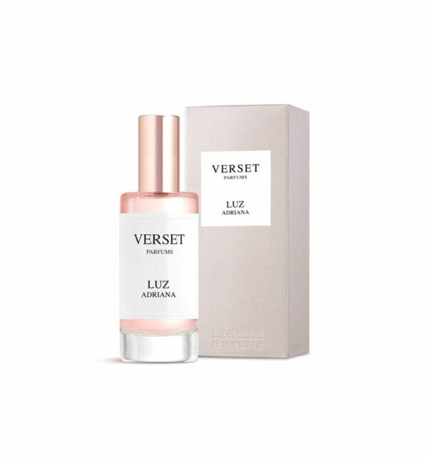 Η Verset Parfums δημιούργησε μια συλλογή αρωμάτων σχεδιασμένα σύμφωνα με τις τελευταίες εξελίξεις της έτσι ώστε να καλύψει τις τρέχουσες ανάγκες της αγοράς. Η Verset Parfums έχει ενσωματώσει αποστάγματα τελευταίας γενιάς με απώτερο στόχο τη δημιουργία αρωμάτων που εξασφαλίζουν μια αξεπέραστη οσφρητική εμπειρία. Το Luz Adriana είναι ένα χαρούμενο και ζωτικό Floral για τη γυναίκα που απολαμβάνει τη ζωή. Οι γλυκές νότες ανατολίτικης βάσης πατσουλί και φραγκοστάφυλου, δένουν άψογα με τη λουλουδένια καρδιά αυτού του λαμπερού αρώματος.