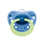 Nuk Signature Night 18-36m Μπλέ Πιπίλα Σιλικόνης (10.739.704) NUK Signature Night: Πιπίλες NUK που λάμπουν στο σκοτάδι Οι πιπίλες NUK Signature Night οδηγούν τα μωρά γλυκά στην Ονειροχώρα. Χάρη στο ασφαλές για τα μωρά υλικό τους που φωσφορίζει, οι πιπίλες εκπέμπουν μια απαλή λάμψη στο σκοτάδι και έτσι μπορούν να εντοπιστούν γρήγορα και εύκολα τη νύχτα. Πιπίλα NUK Signature: Με πρότυπο τη φύση. Σχεδιασμένη με αγάπη. *Τα σχέδια αλλάζουν συχνά και μπορεί να διαφέρουν σε σχέση με αυτό της φωτογραφίας. Τα χρώματα αντιστοιχούν με την περιγραφή. Αν έχετε ιδιαίτερη προτίμηση στο σχέδιο, σημειώστε το στις παρατηρήσεις και θα προσπαθήσουμε ανάλογα με τη διαθεσιμότητα να σας εξυπηρετήσουμε.