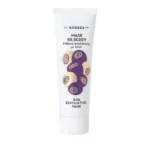 BILBERRY/ ΜΑΣΚΑ ΑΠΟΛΕΠΙΣΗΣ ΜΕ ΑΗΑ 100% των γυναικών διαπίστωσε πιο λαμπερή επιδερμίδα[1] Δραστική μάσκα με 10% α-υδροξυοξέα (AHA) για εντατική απολέπιση και λάμψη. Τα οξέα φρούτων από bilberry, απομακρύνουν τα νεκρά κύτταρα της εξωτερικής στοιβάδας του δέρματος αναδεικνύοντας τη λάμψη του. Το γλυκολικό οξύ - το μικρότερο σε μέγεθος α-υδροξυοξύ (AHA) - εισχωρεί στα βαθύτερα στρώματα της εξωτερικής στοιβάδας της επιδερμίδας, ενισχύοντας τη διαδικασία απομάκρυνσης των νεκρών κυττάρων και αποκαλύπτοντας τη «νέα» επιδερμίδα που κρύβουν. Η απολεπιστική δράση της μάσκας ολοκληρώνεται με το γαλακτικό οξύ το οποίο διαθέτει και καταπραϋντικές ιδιότητες. Το υαλουρονικό οξύ υψηλού μοριακού βάρους σε συνδυασμό με την ενεργή αλόη, την προβιταμίνη Β5, τη βιταμίνη Ε και το αμυγδαλέλαιο αναλαμβάνουν να ενισχύσουν τα επίπεδα ενυδάτωσης και την ελαστικότητα του δέρματος.