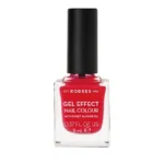 Νέο nail colour με νέα τεχνολογία που σφραγίζει τη μέγιστη λάμψη, κάνει το χρώμα ακόμα πιο φωτεινό, εξασφαλίζει την εφαρμογή ενός ομοιογενούς, συμπαγούς χρωματιστού φιλμ για τέλεια κάλυψη της επιφάνειας του νυχιού. Με υφή gel, το νέο χρώμα νυχιών είναι ακόμα πιο πλούσιο, έντονο, με μοναδική αντοχή στο ξεφλούδισμα, ενώ με τη βοήθεια του ειδικά σχεδιασμένου πινέλου απλώνεται ομοιόμορφα στα νύχια. Ένα χρώμα που διαρκεί έως 10 ημέρες, διατηρώντας το λείο φινίρισμα της πρώτης ημέρας. Τα φυσικά συστατικά της σύνθεσης φροντίζουν, παράλληλα, τα νύχια - θρεπτικό αμυγδαλέλαιο, 18 αμινοξέα από σιτάρι και σόγια όμοια με αυτά της κερατίνης και ενυδατική προβιταμίνη Β5 ενισχύουν την αντοχή και ελαστικότητα των νυχιών, βελτιώνουν την υφή τους.