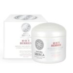 10 Icy Berries Modeling Body Scrub, Σμίλευση Σιλουέτας για όλες τις επιδερμίδες Αυτό το scrub σώματος με 10 παγωμένα μούρα καθαρίζει το δέρμα και συμβάλλει στην διαμόρφωση μιας λεπτής σιλουέτας. Το ashberry (είδος μούρου) και το βατόμουρο είναι πλούσια σε αντιοξειδωτικά και ιχνοστοιχεία που διεγείρουν τις διαδικασίες ανανέωσης του δέρματος αφήνοντας μια αίσθηση ενέργειας και νεότητας. Η φράουλα, το ιπποφαές και τα μούρα ενυδατώνουν το δέρμα, βιταμίνες και ιχνοστοιχεία ενισχύουν την ανθεκτικότητα του δέρματος και την ελαστικότητα του.Το φραγκοστάφυλο, το cranberry και το μύρτιλο συμβάλλουν στην σμίλευση της σιλουέτας. Το cloudberry και το μύρτιλο θρέφουν και μαλακώνουν το δέρμα, καθιστώντας το πιο απαλό και πιο ομοιόμορφο.Τα άγριας συγκομιδής βότανα Σιβηρίας περιέχουν βιταμίνες, σαπωνίνες, phytoncides και τανίνες που παρέχουν μια κατευναστική επίδραση, κάνοντας το δέρμα βελούδινο και λείο. Τα φύκια από τα νησιά Φερόε είναι πλούσιο σε βιταμίνες Α, Β1, Β2, Β6, Β12, C, Ε, ιχνοστοιχεία και ιώδιο, συμβάλλουν στην βαθιά αποκατάσταση της ισορροπίας του νερού στην επιδερμίδα, ενισχύοντας την με μεταλλικά στοιχεία, κάνοντας το δέρμα πιο ελαστικό και σφριγηλό. Οδηγίες χρήσης: Εφαρμόστε κάνοντας απαλό μασάζ σε βρεγμένο δέρμα με κυκλικές κινήσεις, εστιάζοντας στις προβληματικές περιοχές. Για καλύτερα αποτελέσματα, χρησιμοποιήστε γάντια μασάζ. Ξεπλύνετε πλήρως με άφθονο νερό.