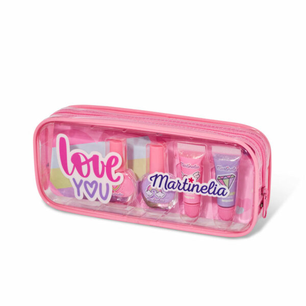 Martinelia Super Girl Nail Polish & Lip Gloss Bag by FOLIA COSMETICS – παιδικό σετ που περιλαμβάνει 2 υδατοδιαλυτά βερνίκια νυχιών, 2 Shimmer Lip Gloss που περιποιούνται απαλά τα χείλη τους χαρίζοντάς τους λάμψη και μία κασετίνα μολυβιών.
