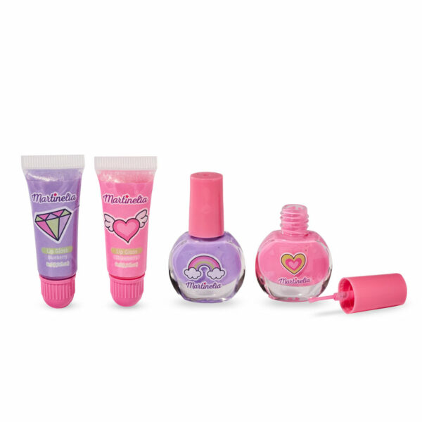 Martinelia Super Girl Nail Polish & Lip Gloss Bag by FOLIA COSMETICS – παιδικό σετ που περιλαμβάνει 2 υδατοδιαλυτά βερνίκια νυχιών, 2 Shimmer Lip Gloss που περιποιούνται απαλά τα χείλη τους χαρίζοντάς τους λάμψη και μία κασετίνα μολυβιών.