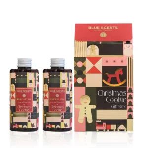 Σετ περιποίησης σώματος Christmas Cookie από την Blue Scents σε υπέροχη συσκευασία δώρου που περιλαμβάνει ένα αφρόλουτρο σώματος 300ml και μια ενυδατική λοσιόν 300ml