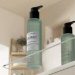 Νερό με μικύλλια από τη Lierac που αφαιρεί αποτελεσματικά το μακιγιάζ και τους ρύπους από πρόσωπο και μάτια.